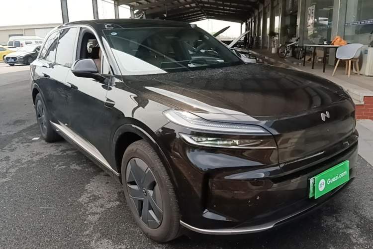 Used ONVO Luxeed L90 2025 Model—Ultra Six-Seater Version Front Right 45 Deg