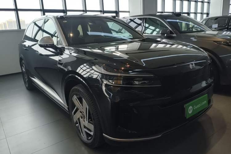 Used ONVO Luxeed L90 2025 Model—Max Six-Seater Version Front Right 45 Deg