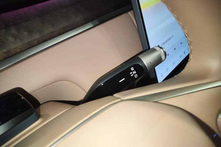 Used ONVO Luxeed L90 2025 Model—Max Six-Seater Version Gear Lever