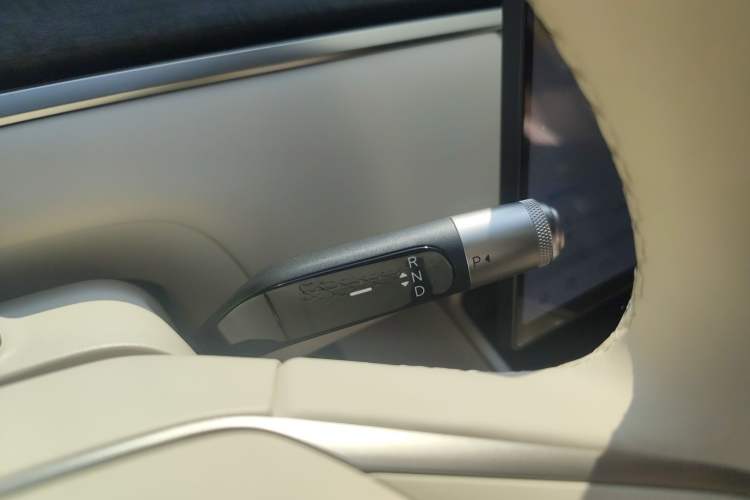 Used ONVO Luxeed L90 2025 Model—Ultra Six-Seater Version Gear Lever