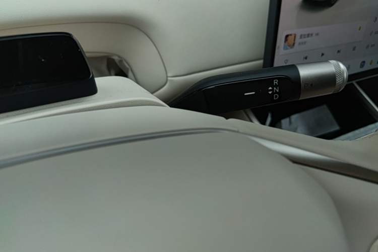 Used ONVO Luxeed L90 2025 Model—Ultra Six-Seater Version Gear Lever