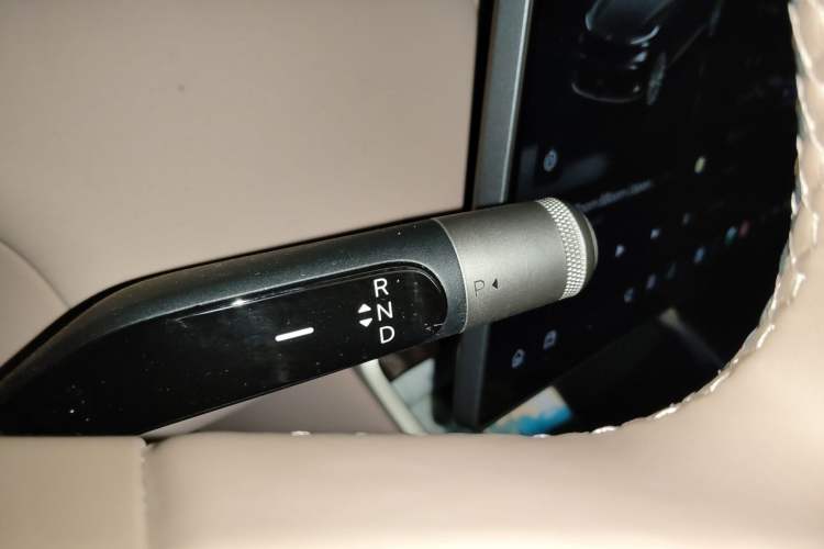 Used ONVO Luxeed L90 2025 Model—Ultra Six-Seater Version Gear Lever