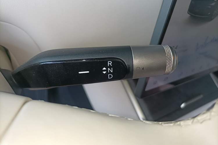 Used ONVO Luxeed L90 2025 Model—Ultra Six-Seater Version Gear Lever