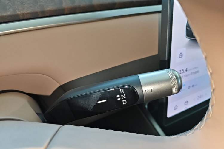 Used ONVO Luxeed L90 2025 Model—Ultra Six-Seater Version Gear Lever