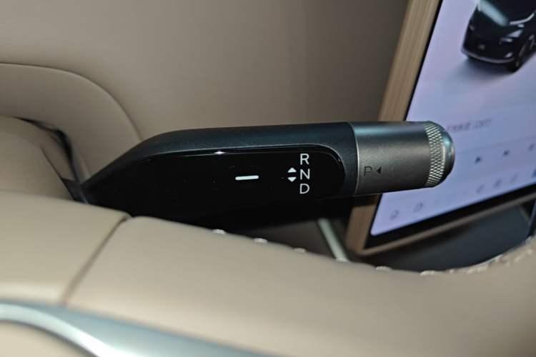 Used ONVO Luxeed L90 2025 Model—Max Six-Seater Version Gear Lever