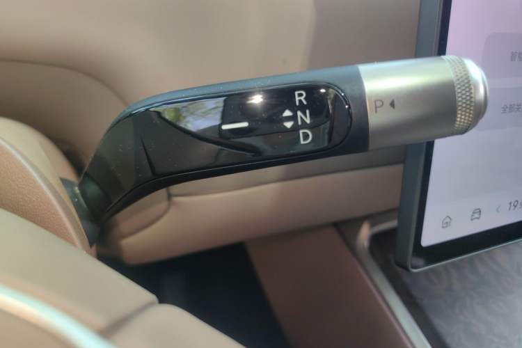 Used ONVO Luxeed L90 2025 Model—Max Six-Seater Version Gear Lever