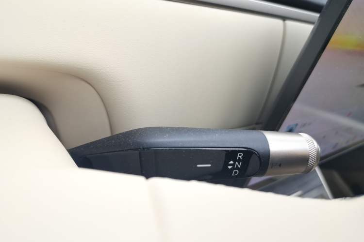 Used ONVO Luxeed L90 2025 Model—Max Six-Seater Version Gear Lever