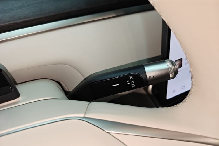 Used ONVO Luxeed L90 2025 Model—Ultra Six-Seater Version Gear Lever