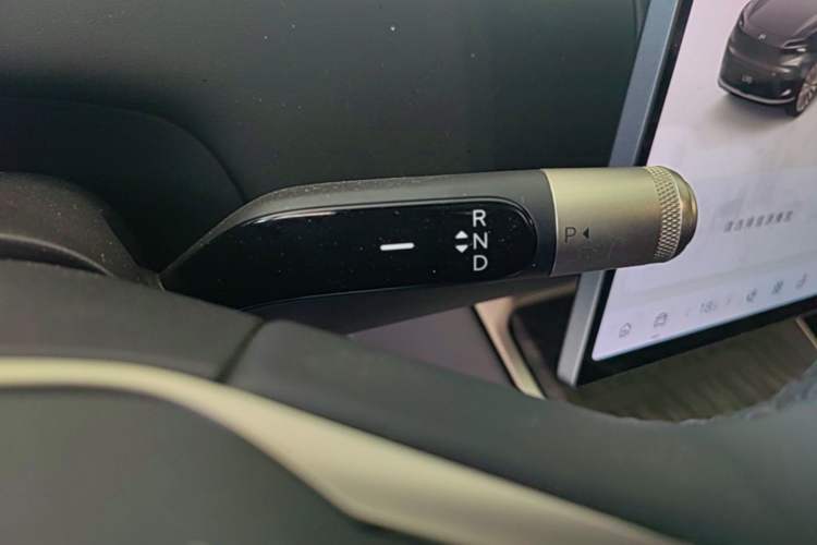 Used ONVO Luxeed L90 2025 Model—Max Six-Seater Version Gear Lever