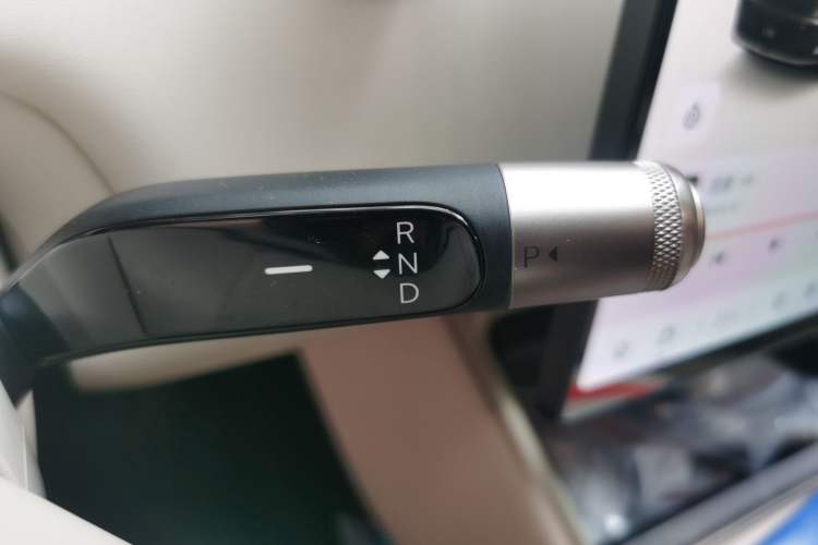 Used ONVO Luxeed L90 2025 Model—Ultra Six-Seater Version Gear Lever