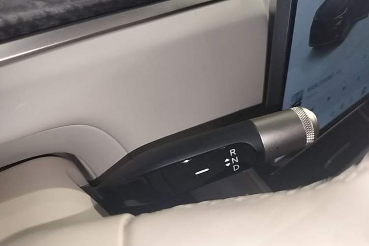 Used ONVO Luxeed L90 2025 Model—Max Six-Seater Version Gear Lever