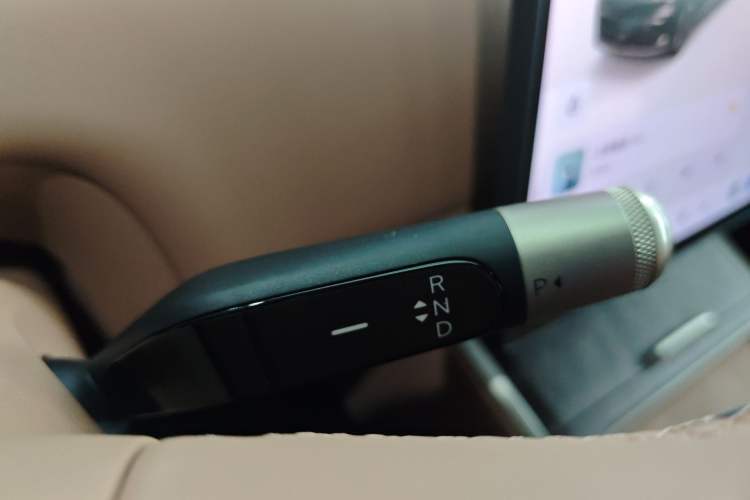 Used ONVO Luxeed L90 2025 Model—Max Six-Seater Version Gear Lever