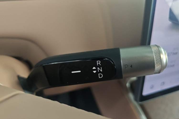 Used ONVO Luxeed L90 2025 Model—Max Six-Seater Version Gear Lever