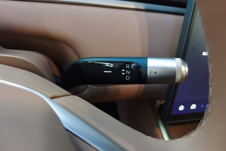 Used ONVO Luxeed L90 2025 Model—Max Six-Seater Version Gear Lever