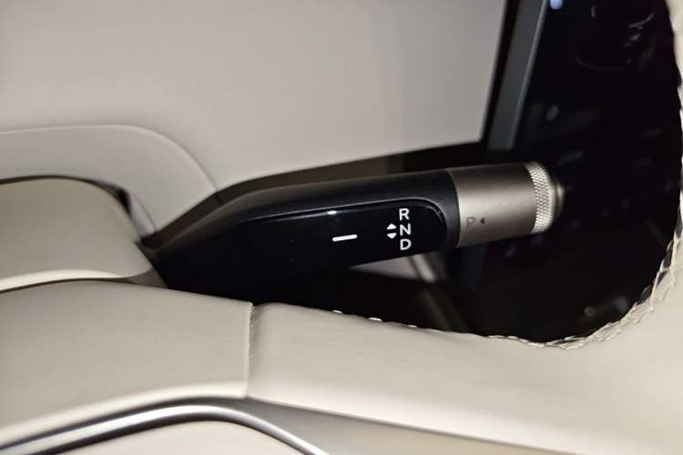 Used ONVO Luxeed L90 2025 Model—Max Six-Seater Version Gear Lever