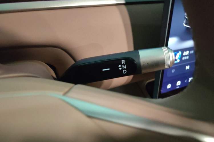 Used ONVO Luxeed L90 2025 Model—Max Six-Seater Version Gear Lever