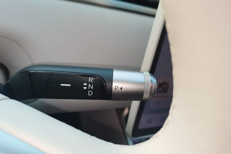 Used ONVO Luxeed L90 2025 Model—Max Six-Seater Version Gear Lever