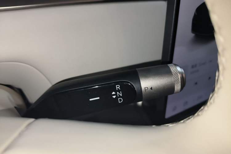 Used ONVO Luxeed L90 2025 Model—Max Six-Seater Version Gear Lever