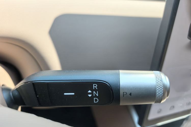 Used ONVO Luxeed L90 2025 Model—Ultra Six-Seater Version Gear Lever