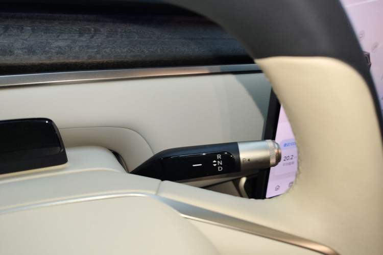 Used ONVO Luxeed L90 2025 Model—Ultra Six-Seater Version Gear Lever