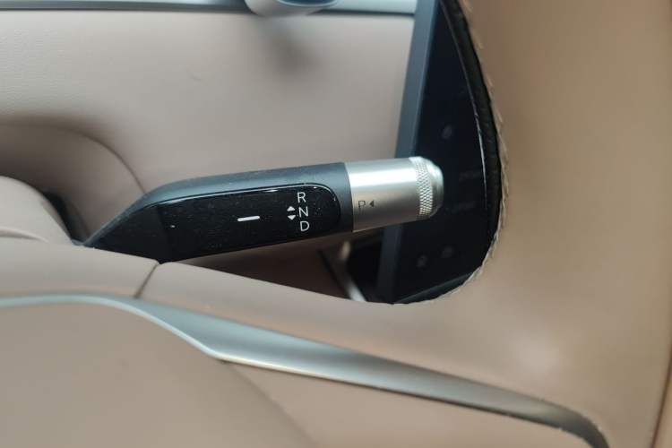 Used ONVO Luxeed L90 2025 Model—Max Six-Seater Version Gear Lever