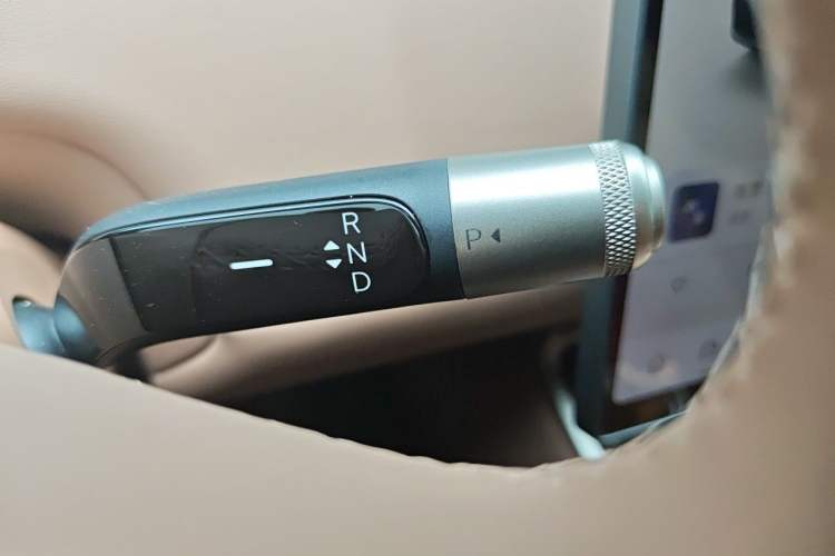 Used ONVO Luxeed L90 2025 Model—Max Six-Seater Version Gear Lever
