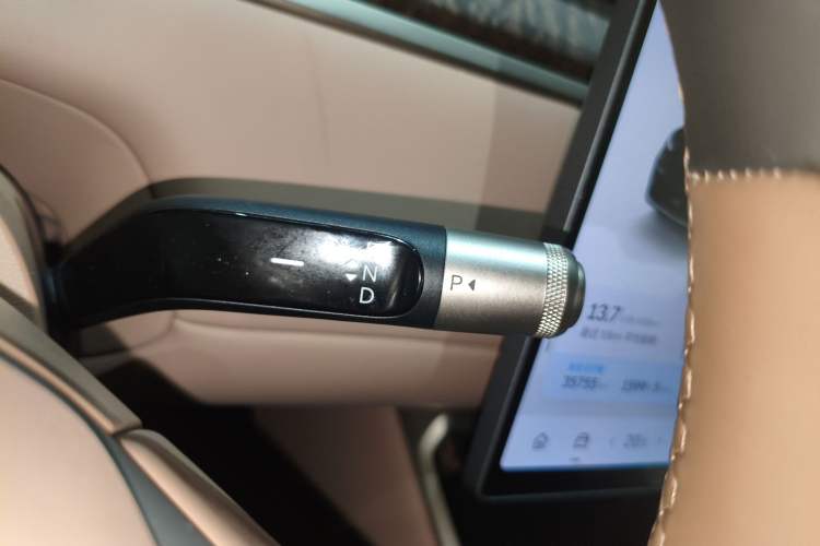 Used ONVO Luxeed L90 2025 Model—Max Six-Seater Version Gear Lever