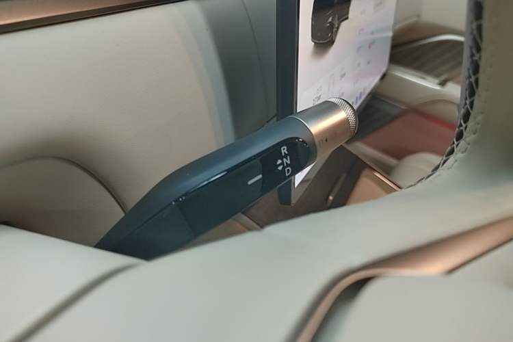 Used ONVO Luxeed L90 2025 Model—Ultra Six-Seater Version Gear Lever