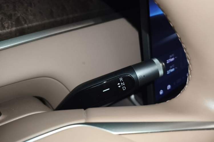 Used ONVO Luxeed L90 2025 Model—Max Six-Seater Version Gear Lever