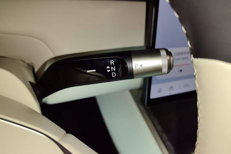 Used ONVO Luxeed L90 2025 Model—Max Six-Seater Version Gear Lever