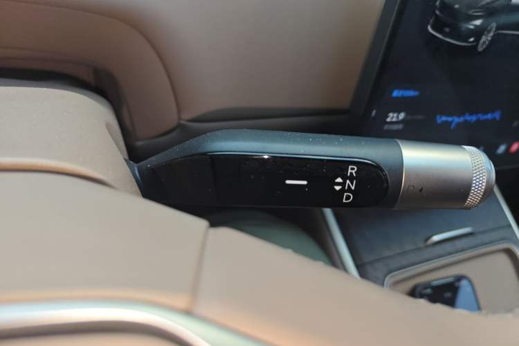Used ONVO Luxeed L90 2025 Model—Ultra Six-Seater Version Gear Lever