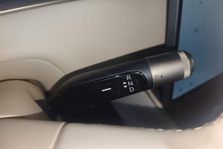Used ONVO Luxeed L90 2025 Model—Max Six-Seater Version Gear Lever