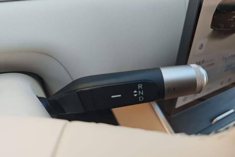 Used ONVO Luxeed L90 2025 Model—Max Six-Seater Version Gear Lever