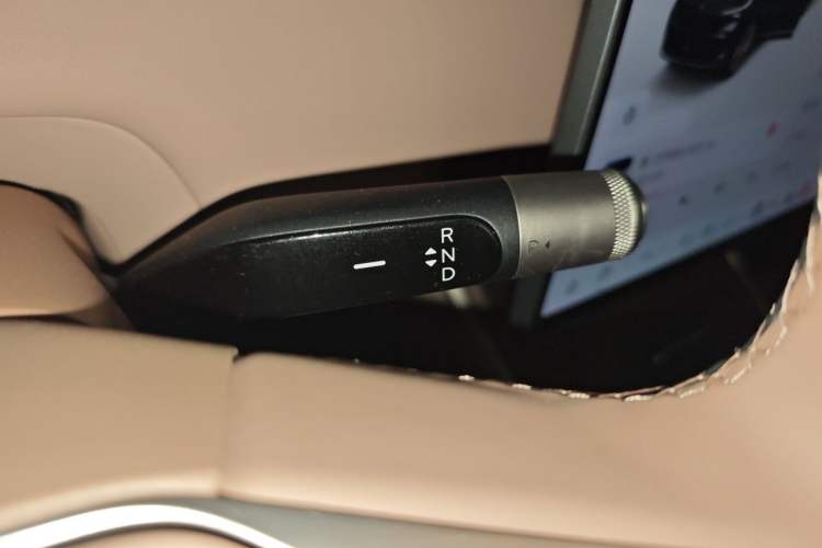 Used ONVO Luxeed L90 2025 Model—Max Six-Seater Version Gear Lever