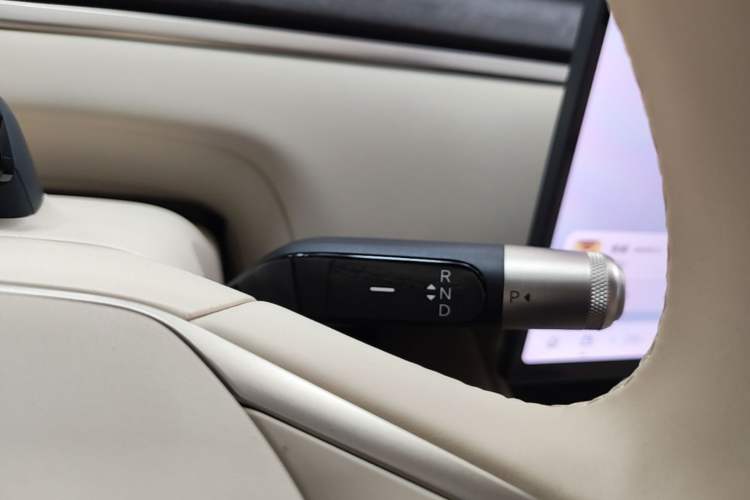 Used ONVO Luxeed L90 2025 Model—Max Six-Seater Version Gear Lever