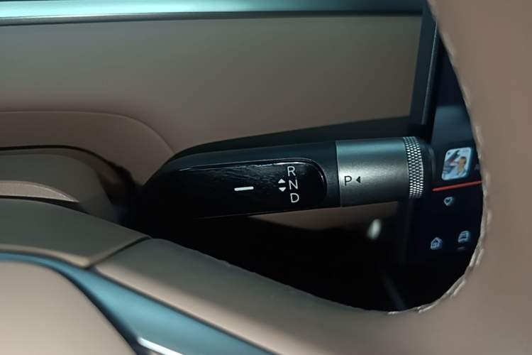 Used ONVO Luxeed L90 2025 Model—Ultra Six-Seater Version Gear Lever
