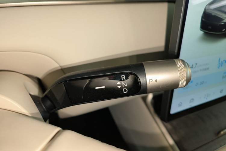 Used ONVO Luxeed L90 2025 Model—Ultra Six-Seater Version Gear Lever