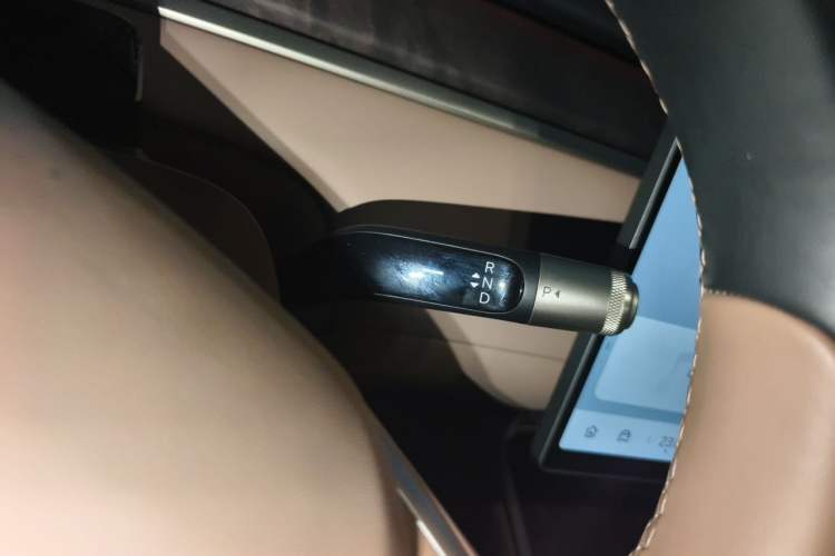 Used ONVO Luxeed L90 2025 Model—Ultra Six-Seater Version Gear Lever