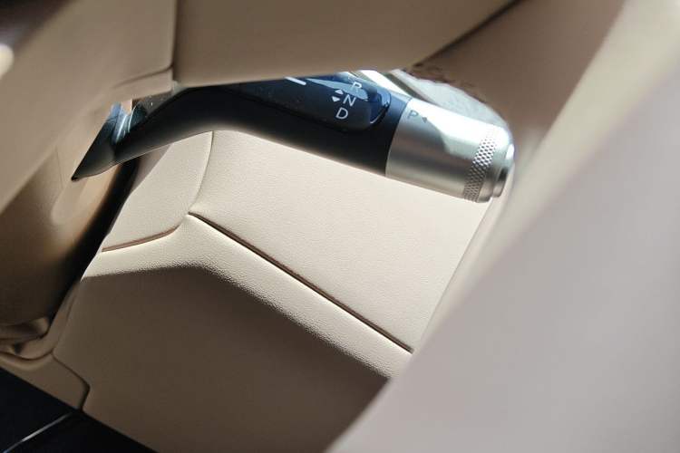 Used ONVO Luxeed L90 2025 Model—Ultra Six-Seater Version Gear Lever