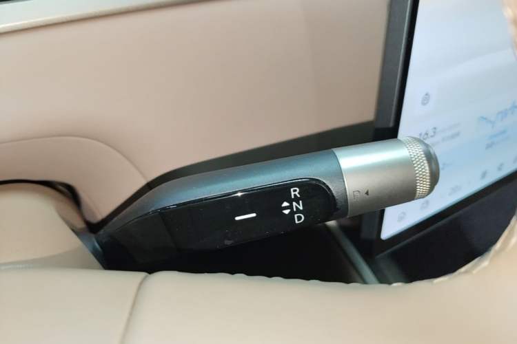 Used ONVO Luxeed L90 2025 Model—Ultra Six-Seater Version Gear Lever