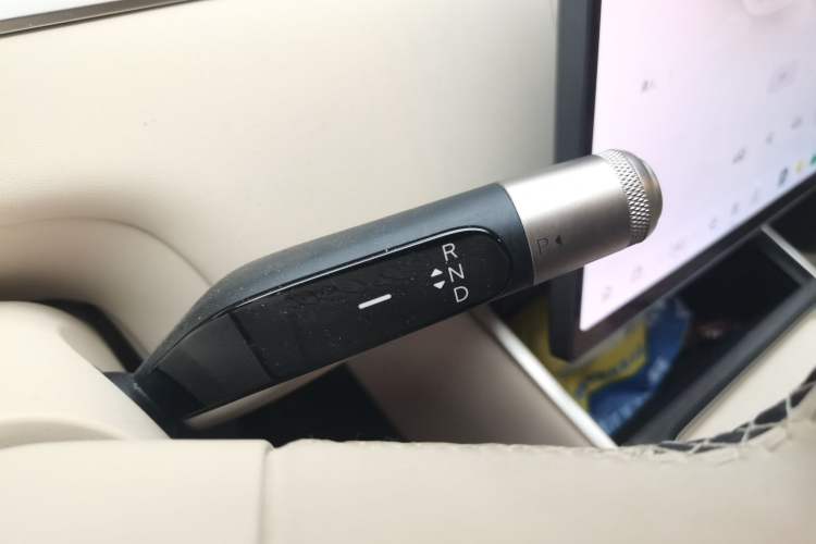 Used ONVO Luxeed L90 2025 Model—Max Six-Seater Version Gear Lever