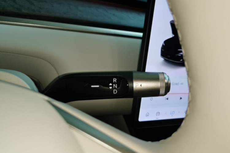 Used ONVO Luxeed L90 2025 Model—Ultra Six-Seater Version Gear Lever