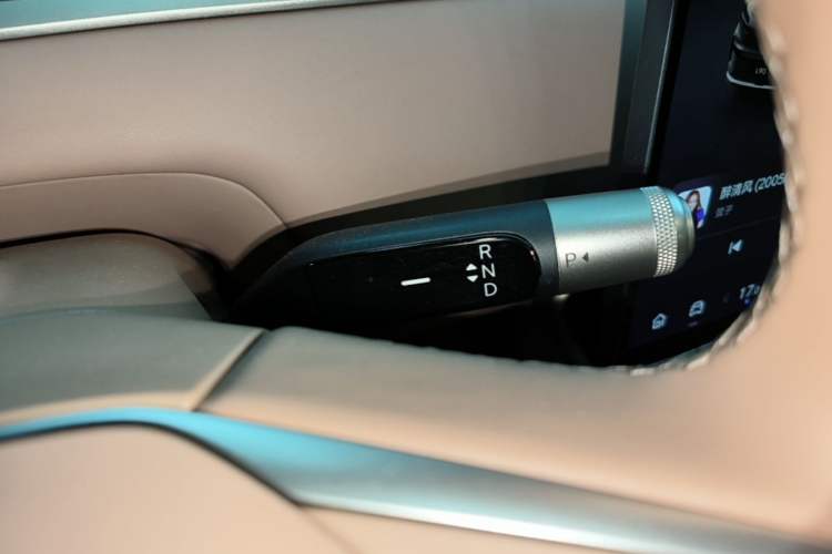 Used ONVO Luxeed L90 2025 Model—Max Six-Seater Version Gear Lever