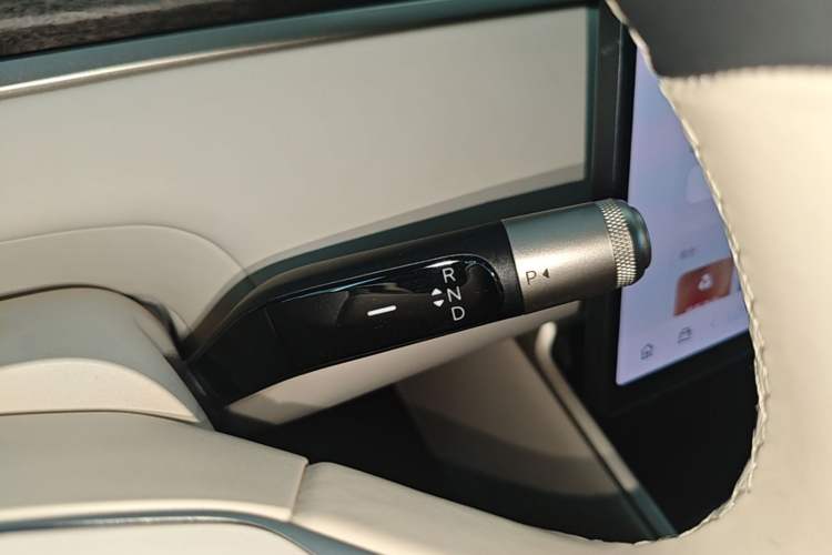 Used ONVO Luxeed L90 2025 Model—Ultra Six-Seater Version Gear Lever