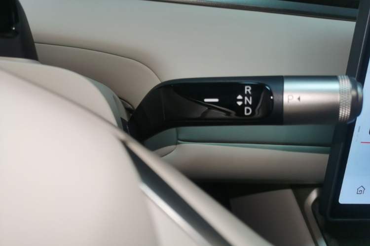 Used ONVO Luxeed L90 2025 Model—Ultra Six-Seater Version Gear Lever