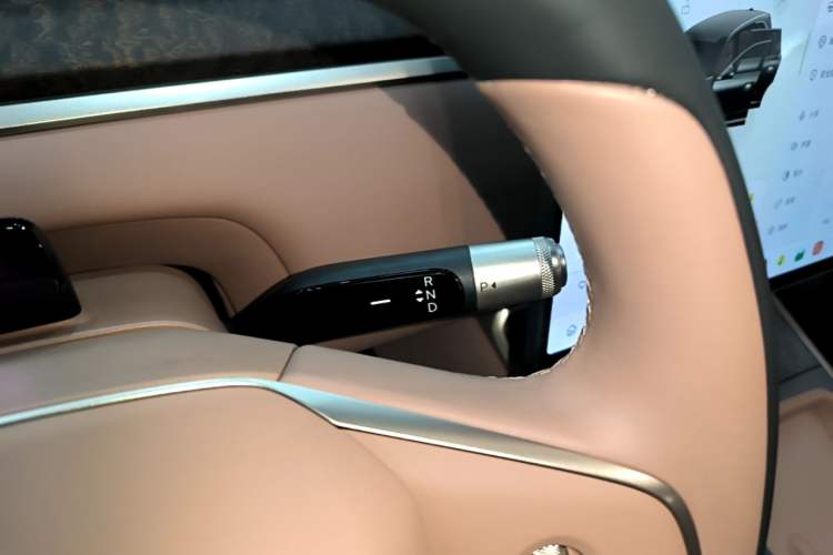 Used ONVO Luxeed L90 2025 Model—Ultra Six-Seater Version Gear Lever
