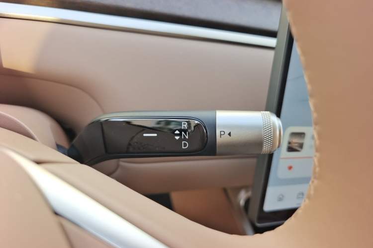 Used ONVO Luxeed L90 2025 Model—Ultra Six-Seater Version Gear Lever