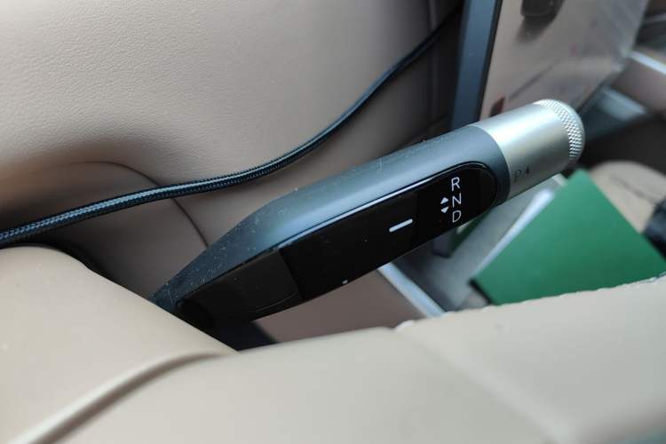 Used ONVO Luxeed L90 2025 Model—Max Six-Seater Version Gear Lever