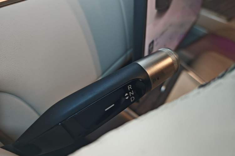 Used ONVO Luxeed L90 2025 Model—Max Six-Seater Version Gear Lever