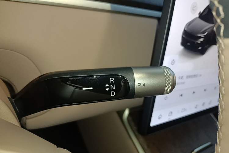 Used ONVO Luxeed L90 2025 Model—Black Knight Special Edition—Six-Seater Gear Lever